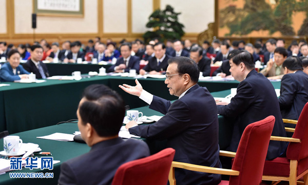 3月6日，中共中央政治局常委、国务院总理李克强参加十二届全国人大四次会议山东代表团的审议。 新华社记者 高洁 摄